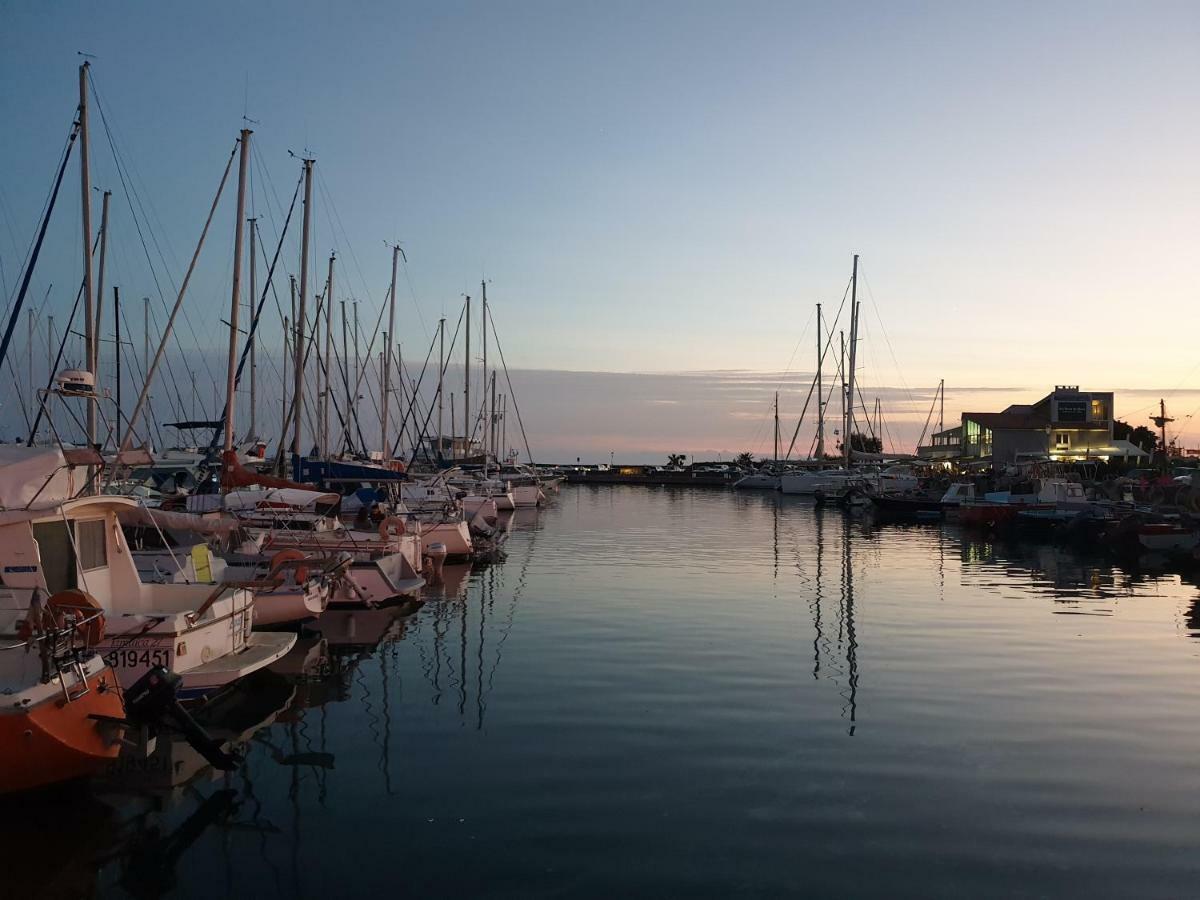 La Pecherie: Seaside Family Cocoon with Port Views Agde Exterior photo